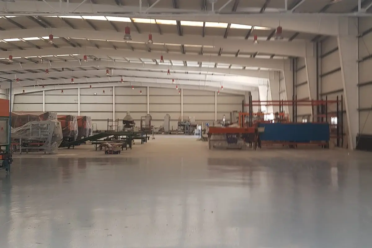 Nave industrial con suelos limpios y desinfectados