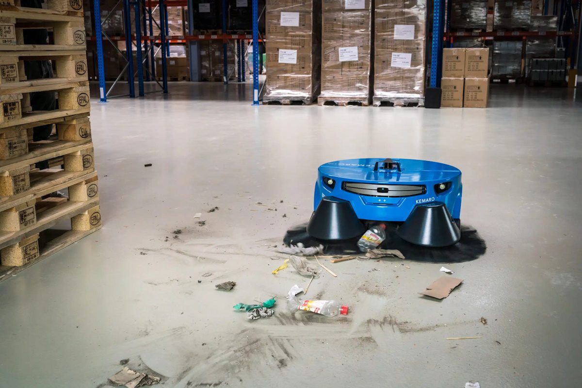 Soluciones personalizadas para limpieza industrial en Tarragona Equipo profesional limpiando nave en Tarragona